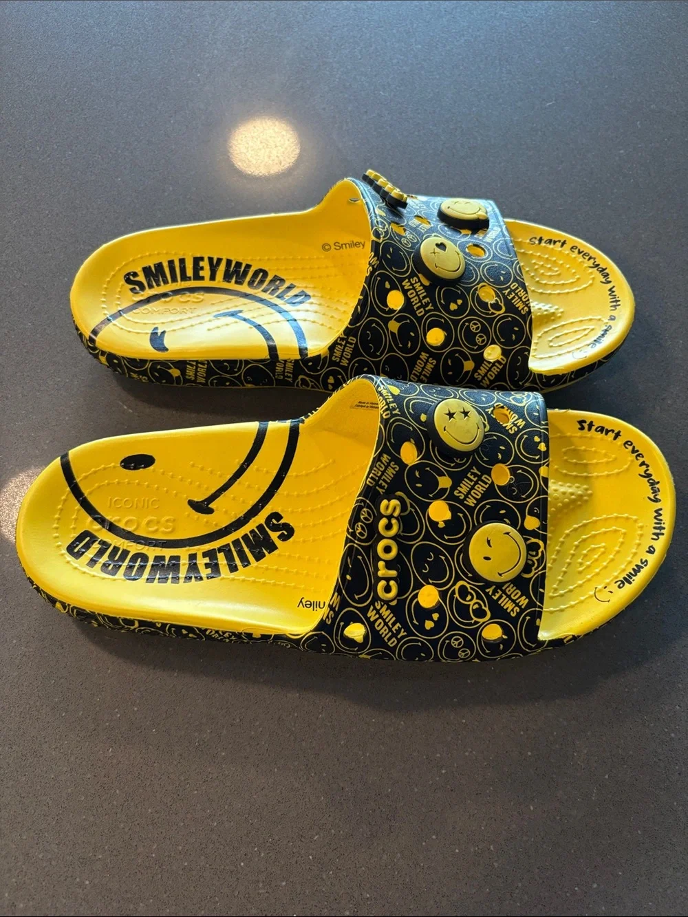 Crocs x SmileyWorld Slide Sandal – Unisex (Size 10)